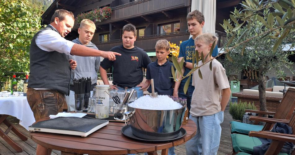 Schüler mixen Cocktails