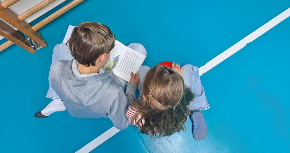 zwei Schüler beim Lesen