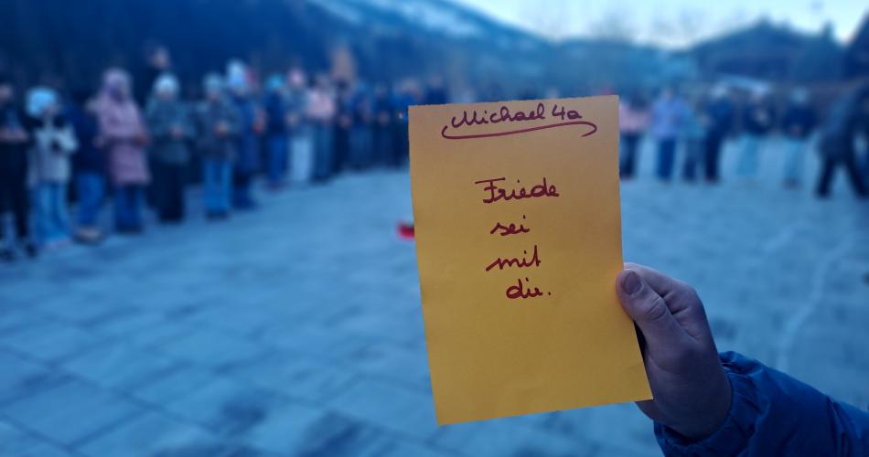 Ein Schüler hält einen gelben Zettel in der Hand