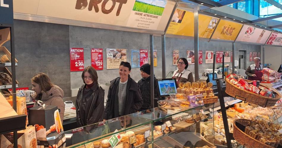 Schülergruppe im Sparmarkt