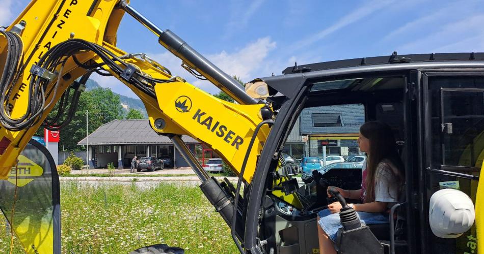 Schülerin in einem Bagger