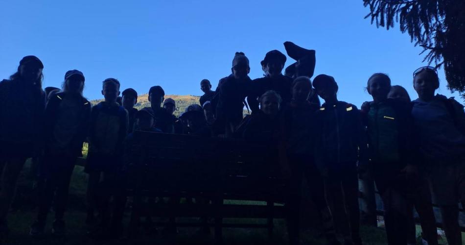 Silhouette von Kindern in der Natur