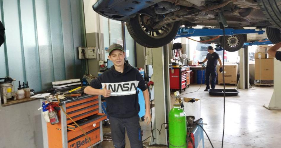 Schüler beim Schnuppern in der Autowerkstatt
