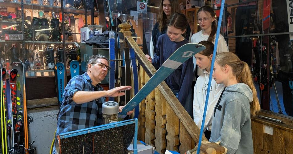 Schüler im Skiverleih