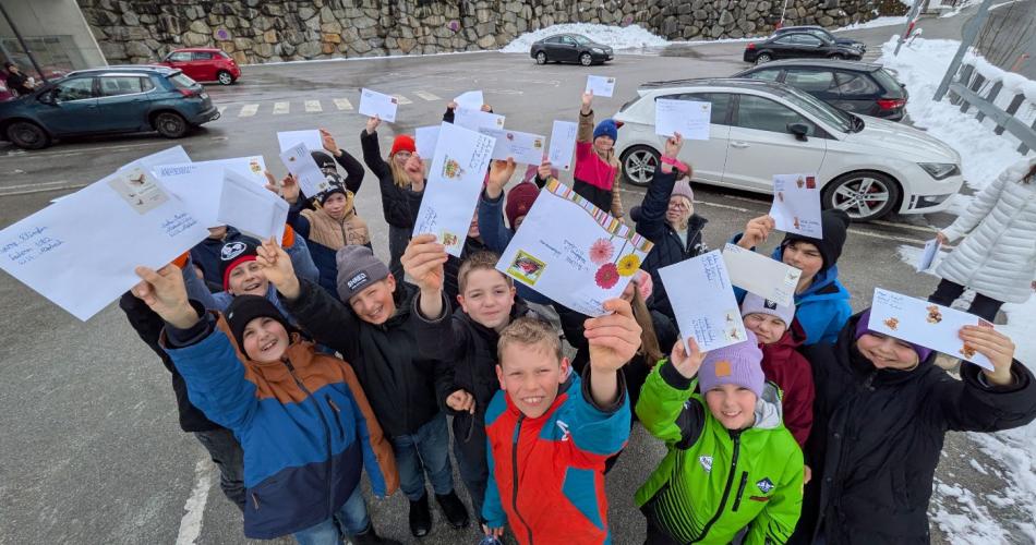 Schüler präsentieren ihre Briefe