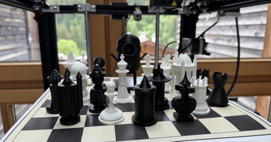 ein Schachbrett mit Schachfiguren in einem 3D Drucker